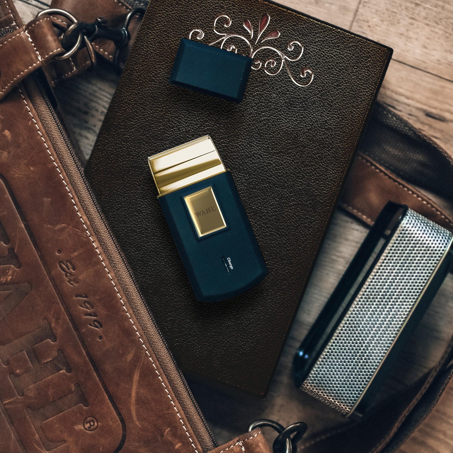 Wahl Travel Shaver Gold Edition Afeitadora eléctrica sin cable y recargable para hombre, óptimo para viajar, para cortar el pelo y la barba, compacta y portátil, Oro